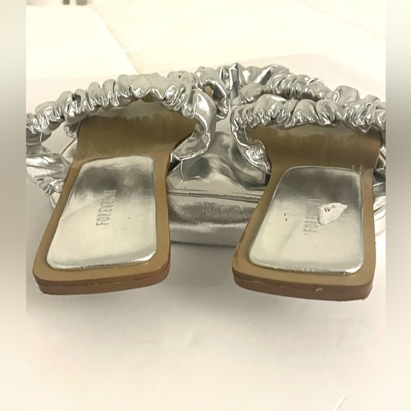 Preloved Silver Double Band Ruffle Sandals. - Picture 2 of 5